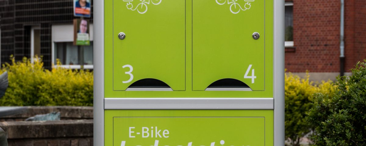 E-Bike-Ladestation, Dietmar Rabich / Wikimedia Commons / “Hausdülmen, E-Bike-Ladestation am Dorfplatz -- 2014 -- 0131” / CC BY-SA 4.0